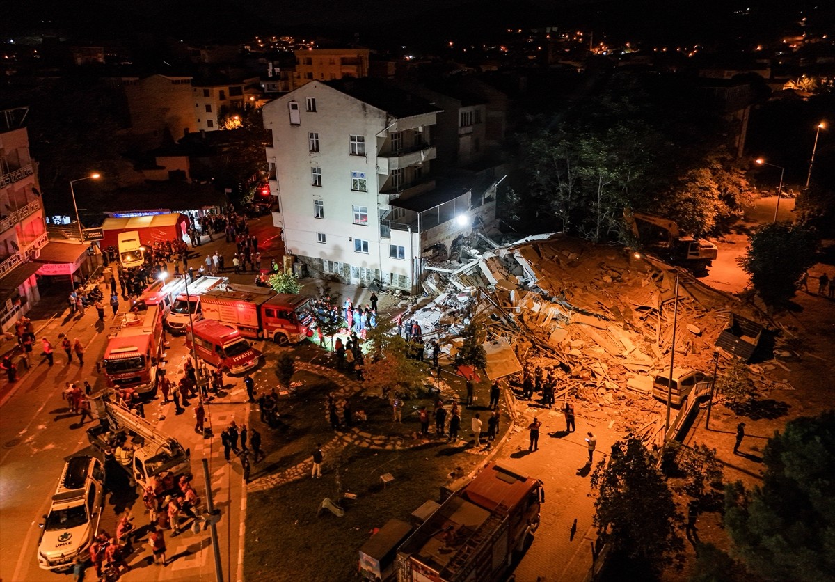 Balıkesir'in Sındırgı ilçesinde saat 19.53'te 6,1 büyüklüğünde deprem meydana geldi. Camikebir...