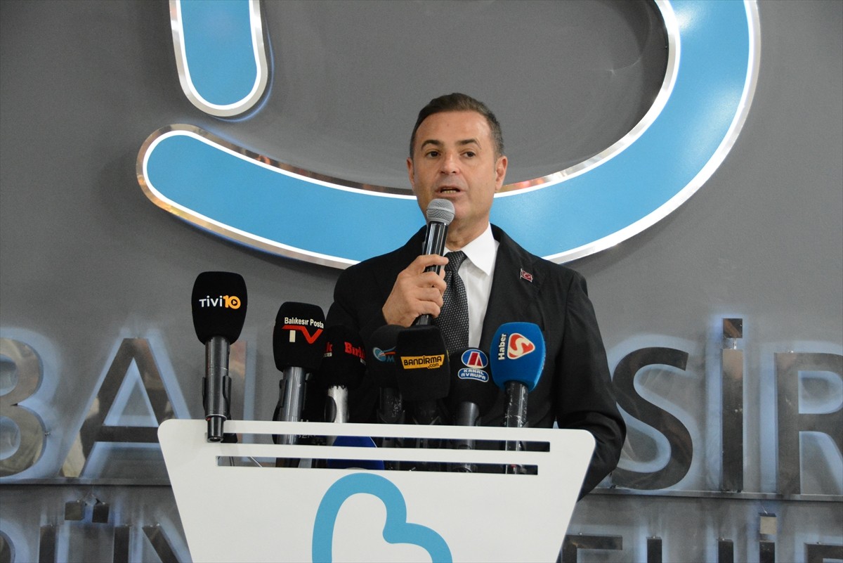 Balıkesir Büyükşehir Belediye Başkanı Ahmet Akın, Sındırgı'da meydana gelen 6,1 büyüklüğündeki...