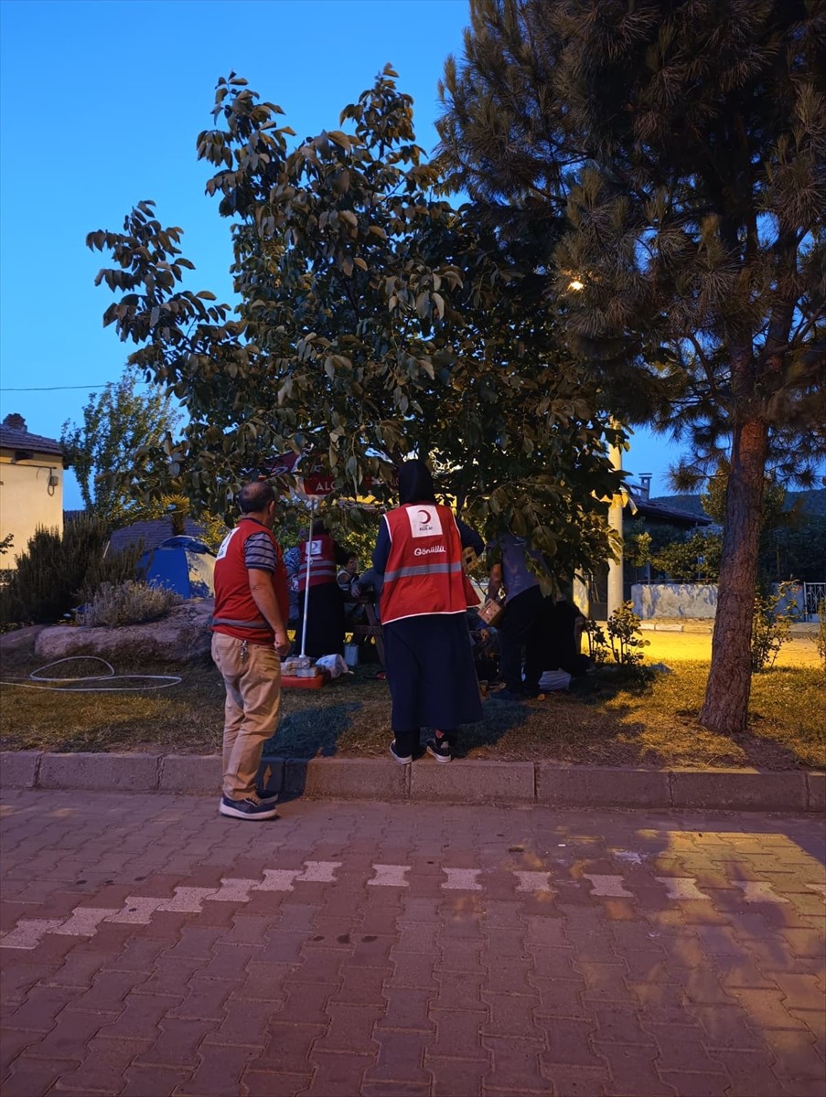 Balıkesir’in Sındırgı ilçesinde meydana gelen 6,1 büyüklüğündeki depremin ardından, Türk Kızılaya...