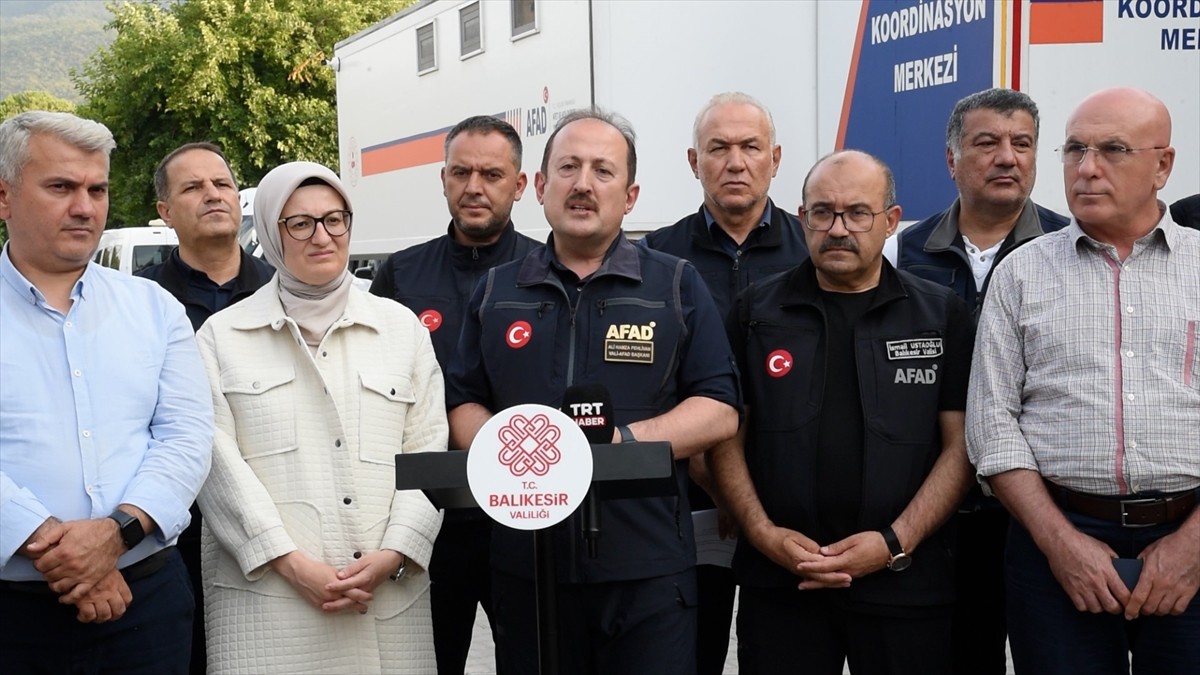 Balıkesir Valisi İsmail Ustaoğlu (ortada), Balıkesir'in Sındırgı ilçesinde depreme ilişkin...