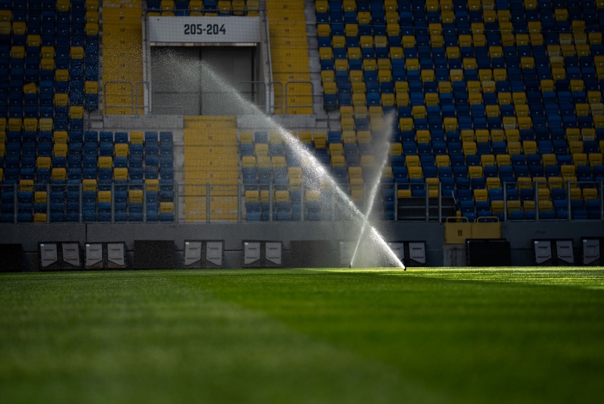 Başkentteki Eryaman Stadı'nın zemini, 2025-2026 sezonu öncesi yenilendi.