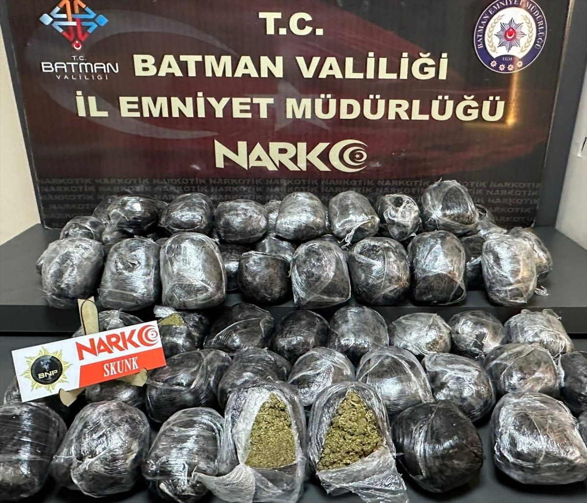 Batman'da durdurulan iki otomobilde 22 kilo 150 gram skunk ele geçirildi, 4 şüpheli tutuklandı.