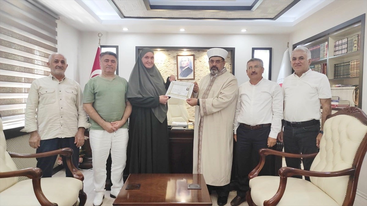 Batman'da düzenlenen merasimle Müslüman olan Rusya vatandaşı Natalia, "Meryem" ismini aldı. İl...