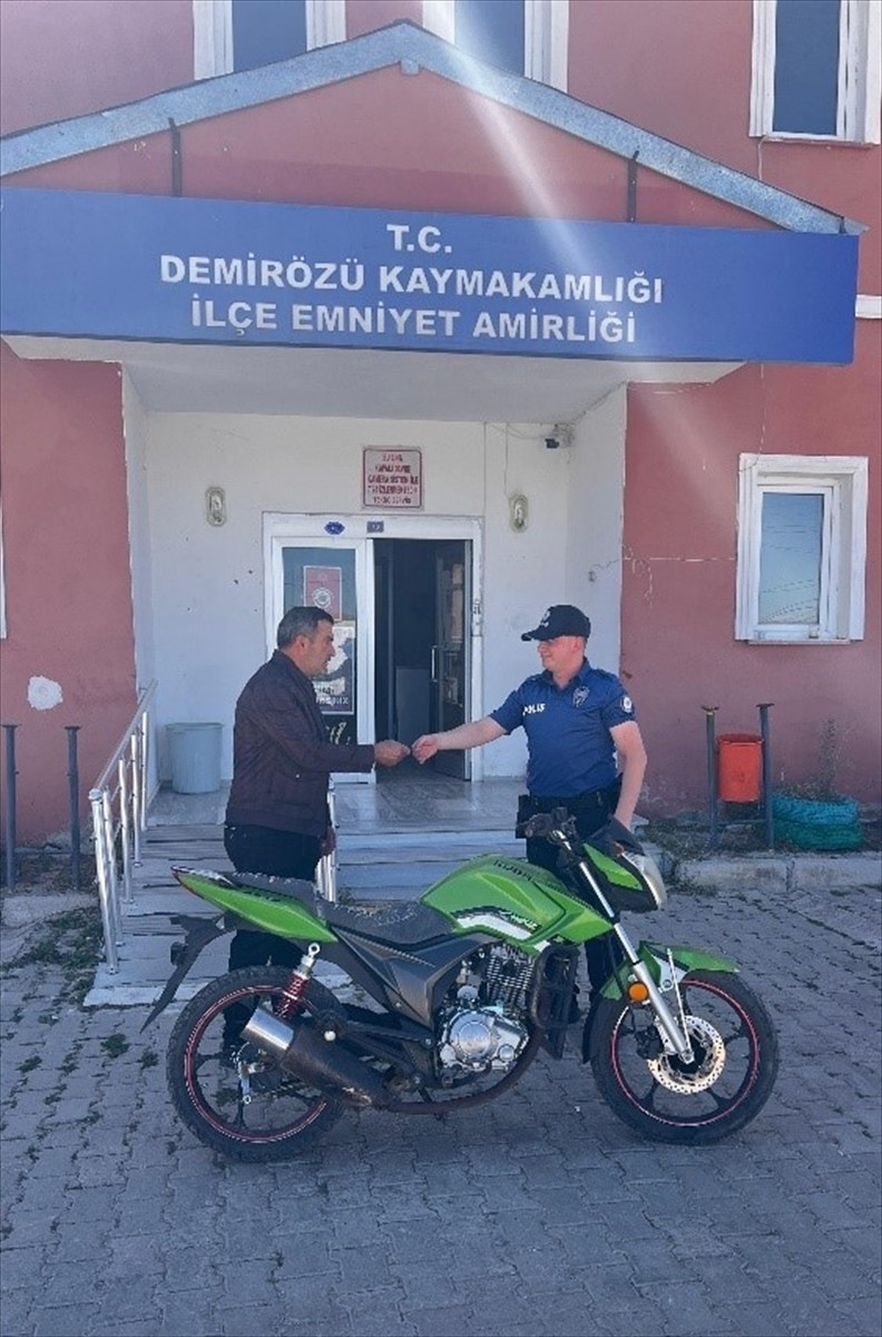 Bayburt'un Demirözü ilçesinde motosiklet çaldıkları gerekçesiyle gözaltına alınan 2 zanlı...