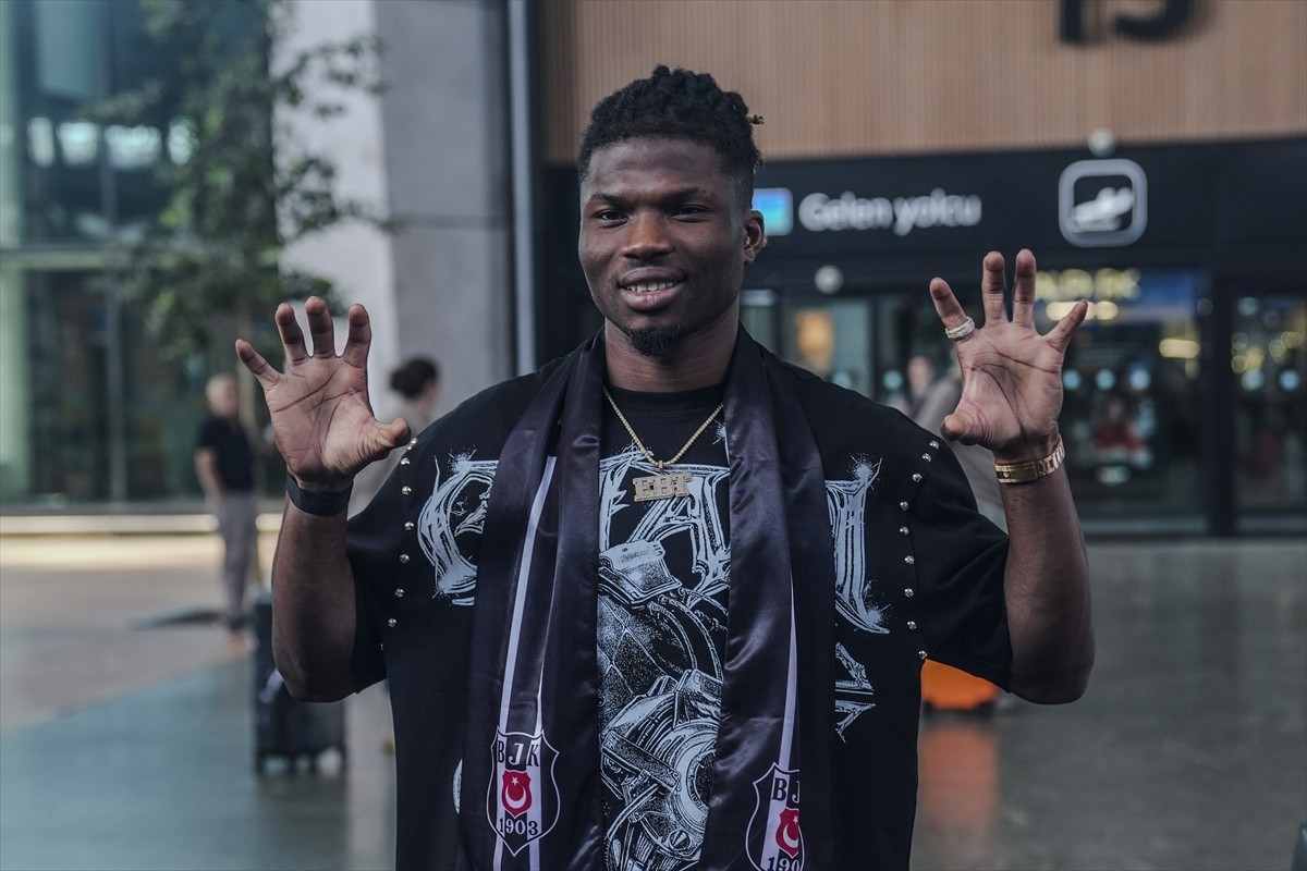 Beşiktaş'ın kiralık transferi için görüşmelere başladığını duyurduğu Malili futbolcu El Bilal...