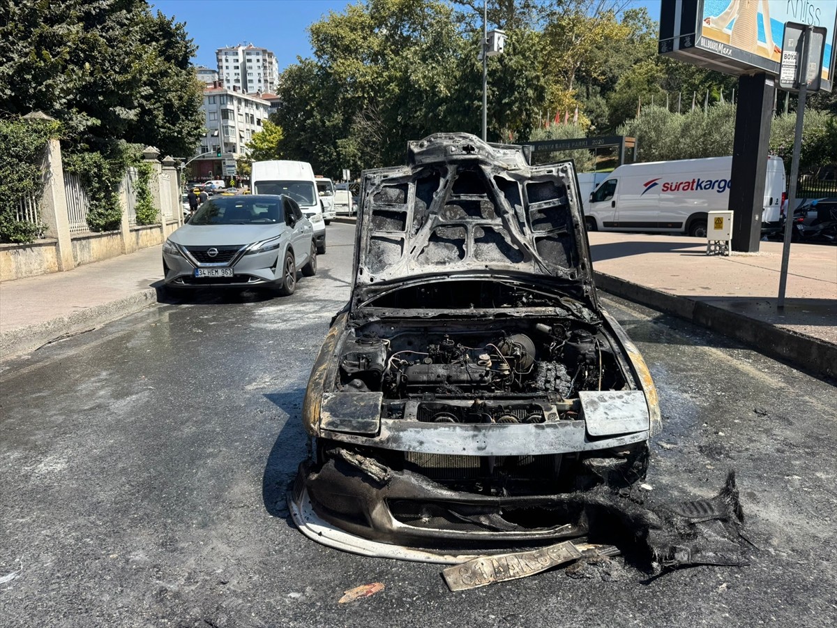 Beşiktaş'ta, yangın çıkan otomobil kullanılamaz hale geldi. Polis caddeyi trafiğe kapatarak...