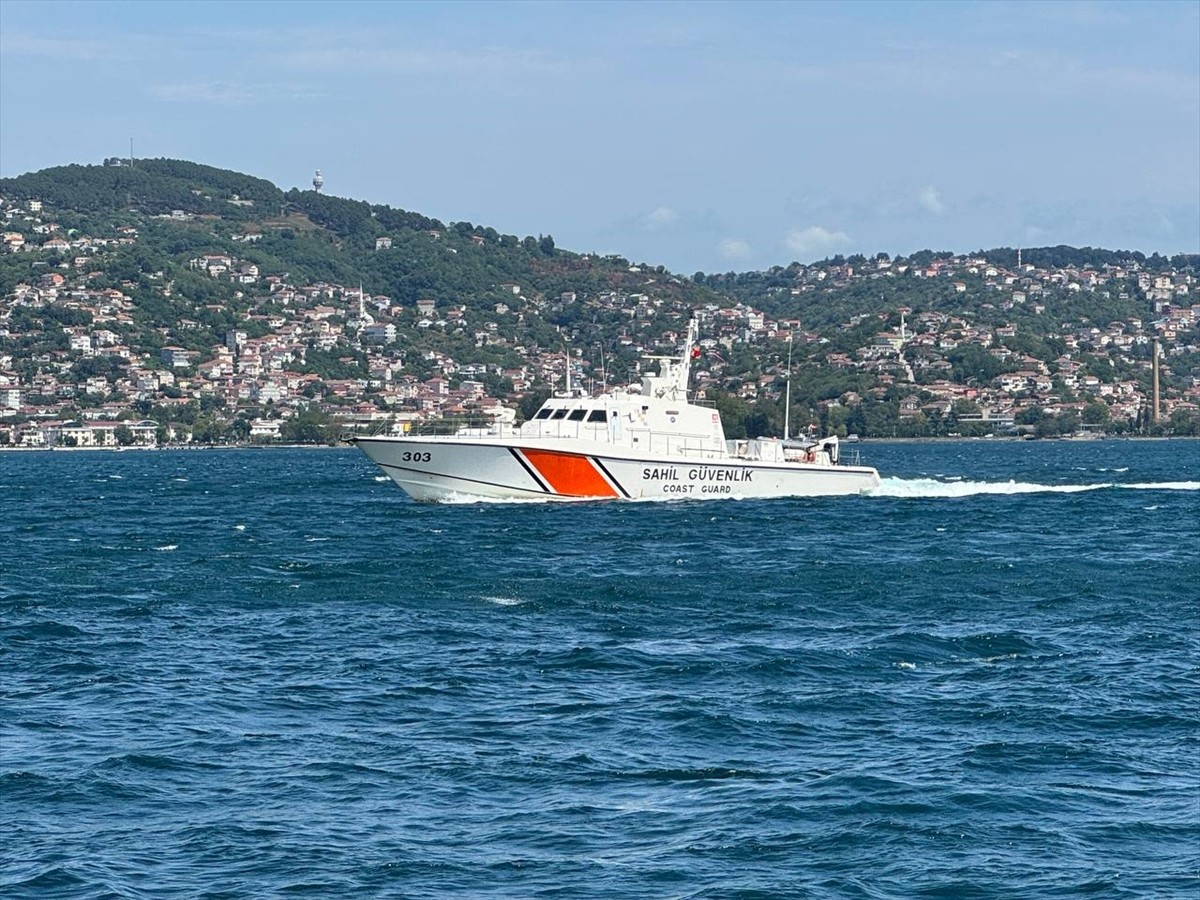 Beykoz açıklarında alabora olan teknedeki 3 kişi sahil güvenlik ekiplerince kurtarılırken...