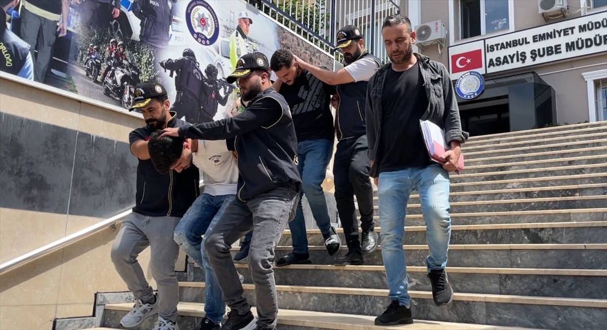 Beyoğlu'nda iş yeri ve çevresindeki 3 aracın kurşunlanmasına ilişkin gözaltına alınan 3 zanlıdan...