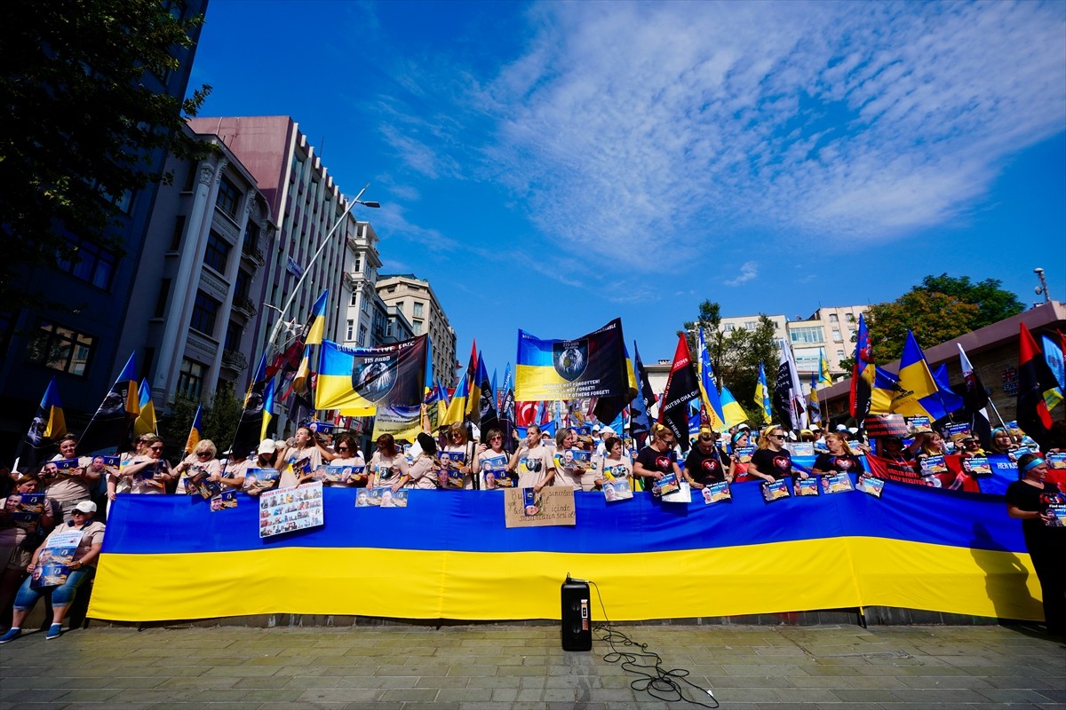 Beyoğlu'nda Ukraynalı bir grup, Rusya ile savaşta esir düşen askerler için eylem yaptı. Şişhane...
