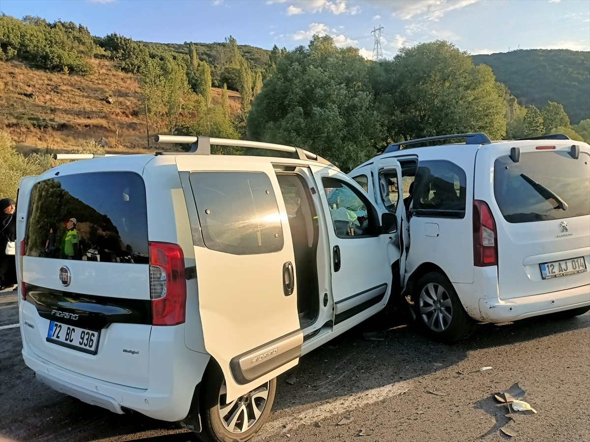 Bingöl’de iki hafif ticari aracın çarpışması sonucu 11 kişi yaralandı.
