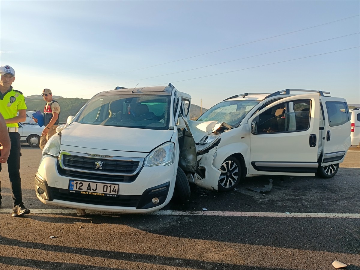 Bingöl’de iki hafif ticari aracın çarpışması sonucu 11 kişi yaralandı.
