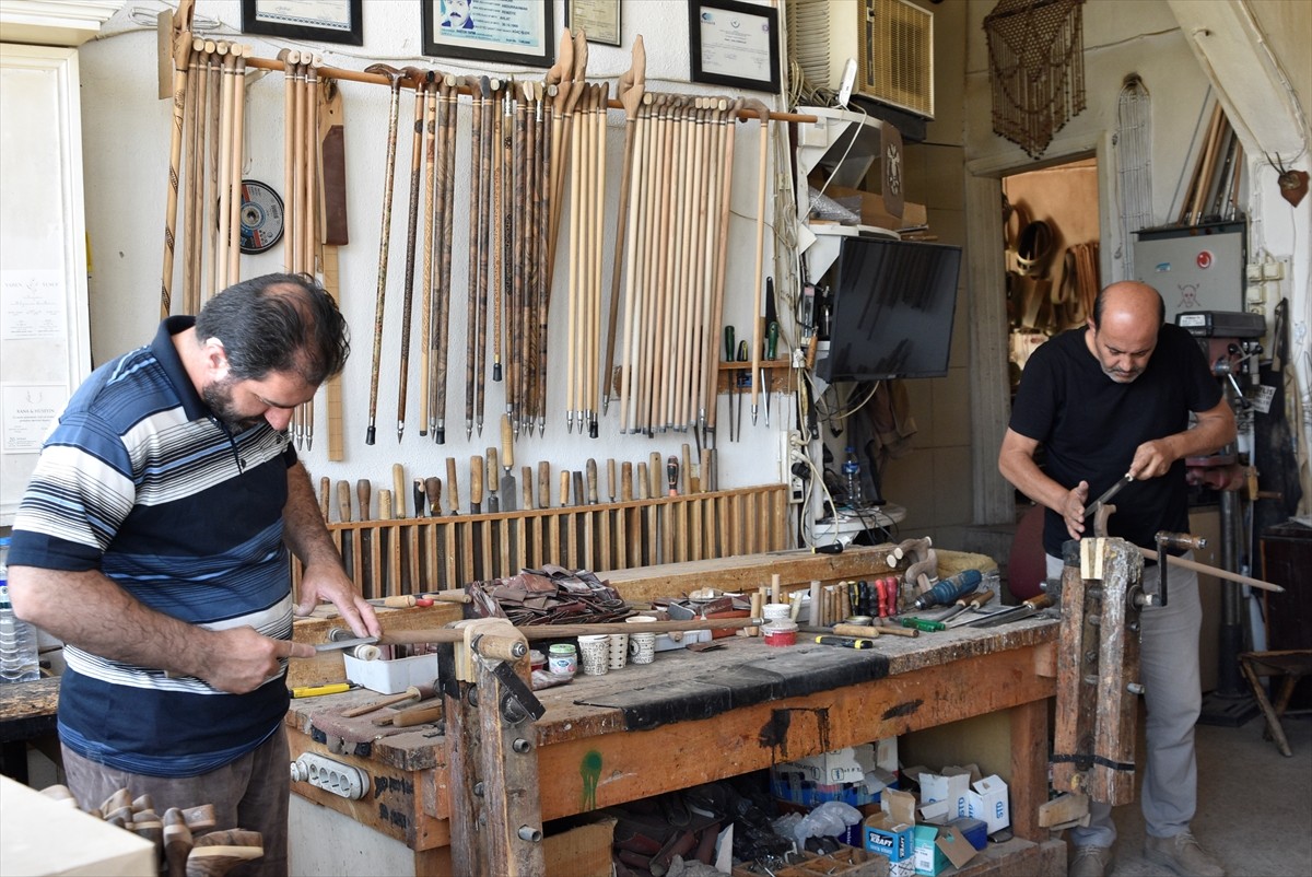 Bitlis'in Ahlat ilçesinde yaşayan baston ustası Refa Gökbulak, Malazgirt Zaferi'nin 954'üncü yıl...