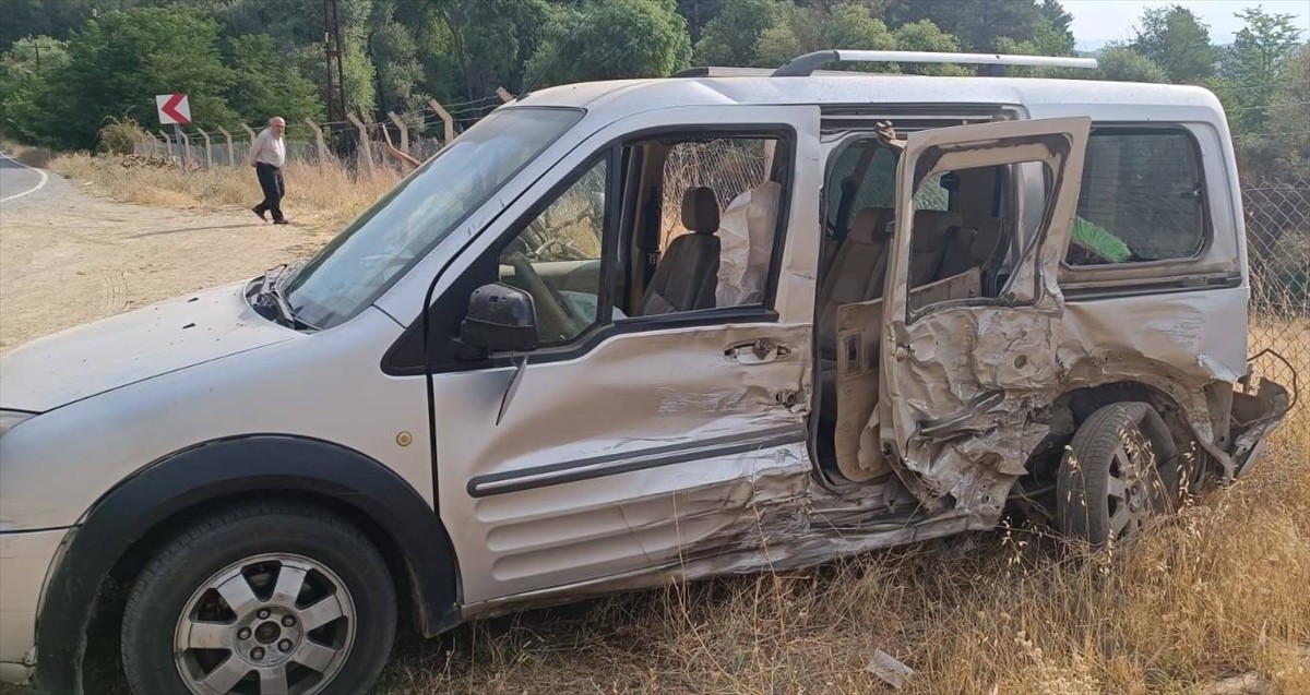 Bitlis'in Hizan ilçesinde kamyonet ile hafif ticari aracın çarpışması sonucu 5 kişi...