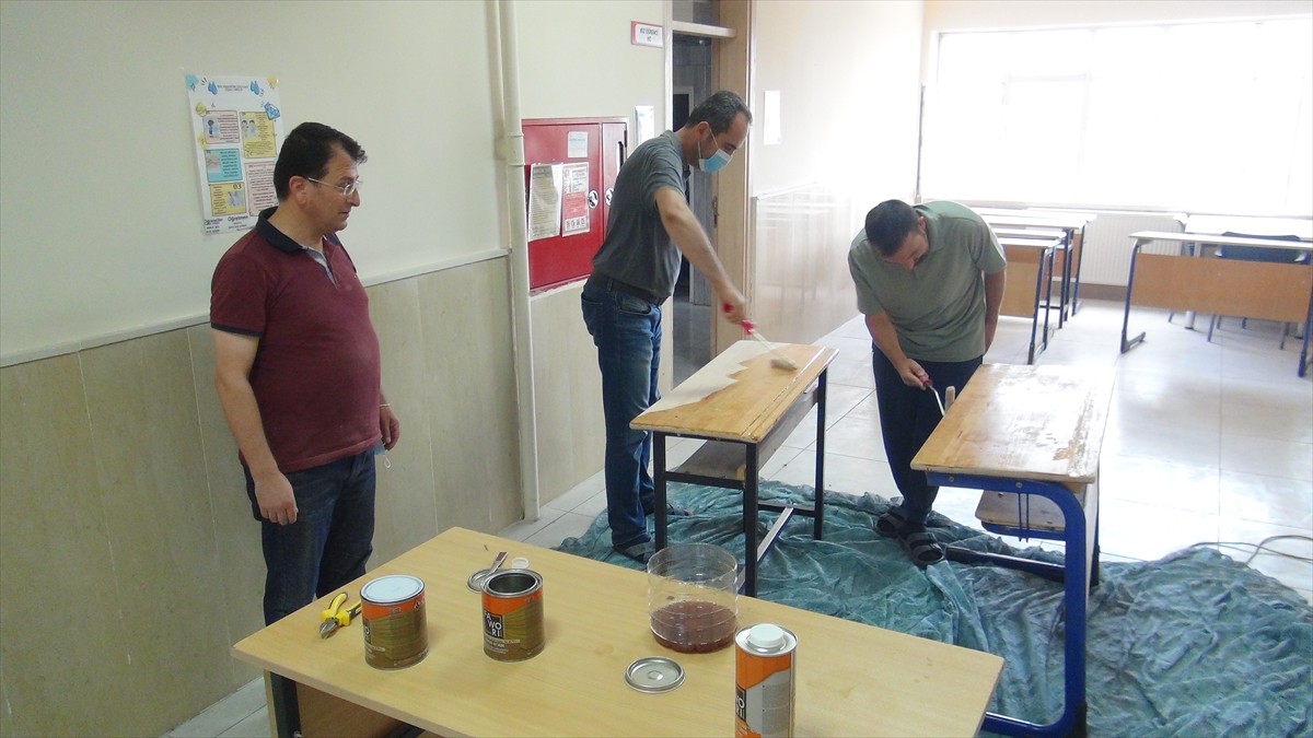  Bitlis'in Tatvan ilçesindeki Valide Sultan Kız Mesleki ve Teknik Anadolu Lisesinin sıra ve...