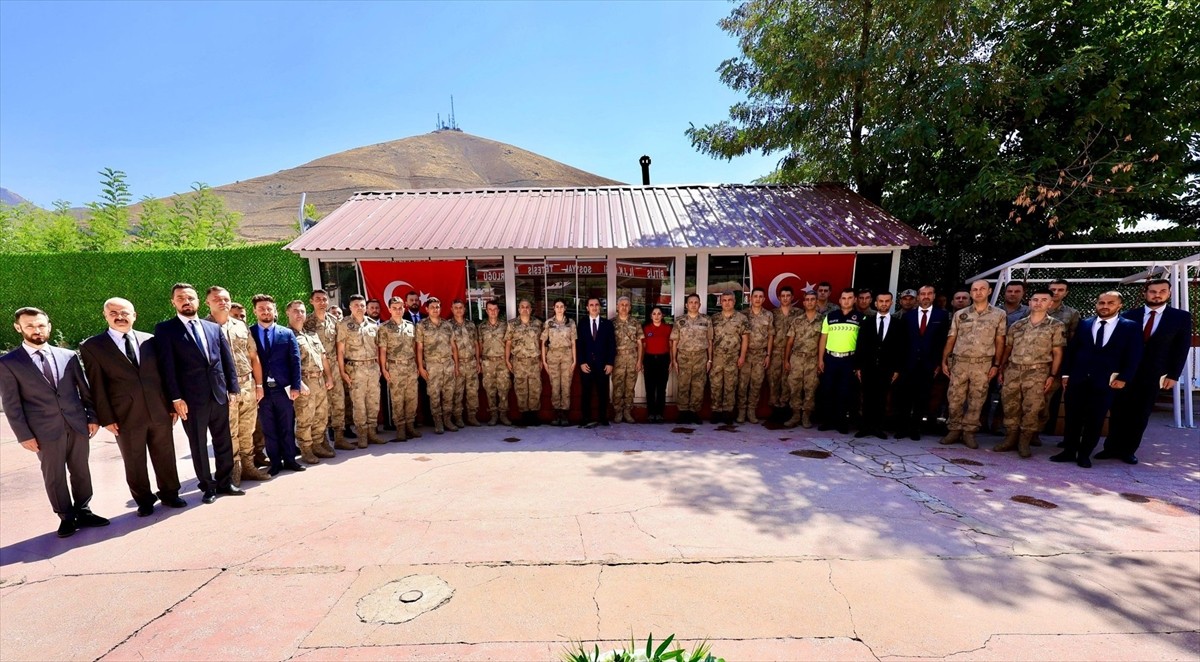 Bitlis'te İl Jandarma Komutanlığında "2025 yılı rütbe terfi töreni" gerçekleştirildi.