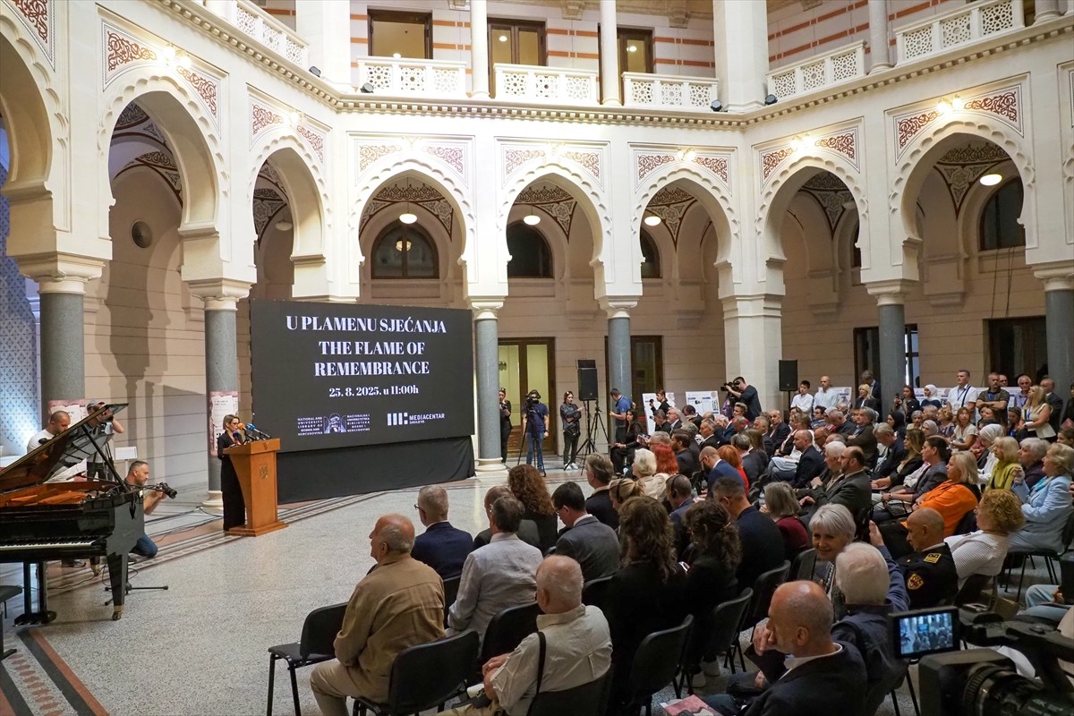 Bosna Hersek'teki savaşta Sırp birliklerinin bombardımanıyla 33 yıl önce yakılan Vijecnica...