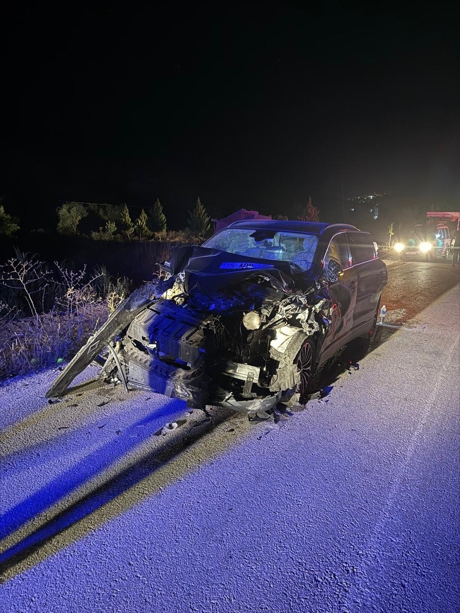 Burdur'da otomobil ile traktörün çarpışması sonucu 3'ü çocuk 6 kişi yaralandı.