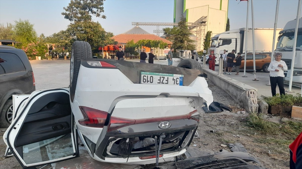 Burdur'da panelvanın otomobile çarpması sonucu 6 kişi yaralandı. İhbar üzerine kaza yerine sağlık...