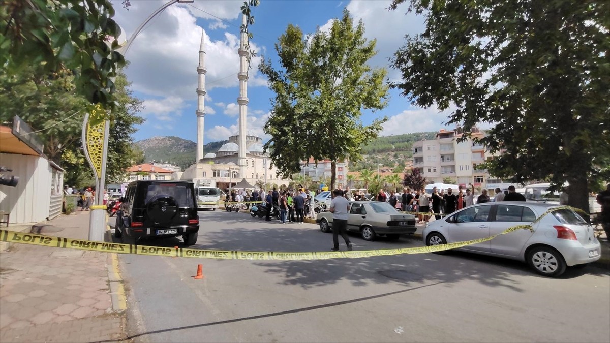 Burdur'un Bucak ilçesinde silahlı saldırıda yaralanan 2 kişi hastaneye kaldırıldı. Polis ekipleri...