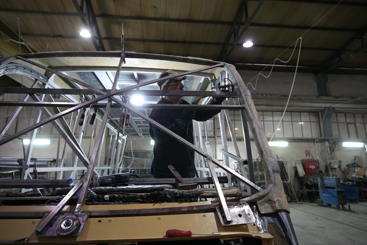 Bursa'da 1998 yılında kurulan Tekaydınlar Minibus Design firması, yolcu taşımacılığında kullanılan...