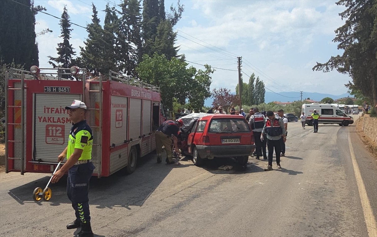 Bursa'da İznik-Orhangazi kara yolunda 2 otomobilin çarpışması sonucu 1 kişi hayatını kaybetti, 7...