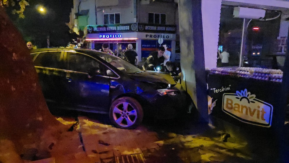 Bursa'nın İnegöl ilçesinde, iş yerinin duvarına çarpan otomobildeki 2 kişi yaralandı.