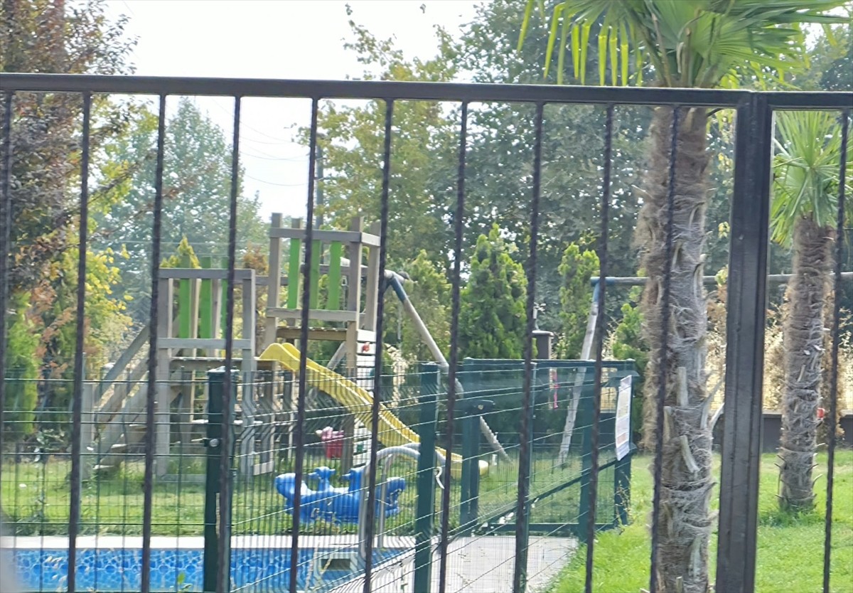 Bursa'nın İnegöl ilçesinde özel bir kreşte havuza (fotoğrafta) düşen 4 yaşındaki çocuk, tedavi...