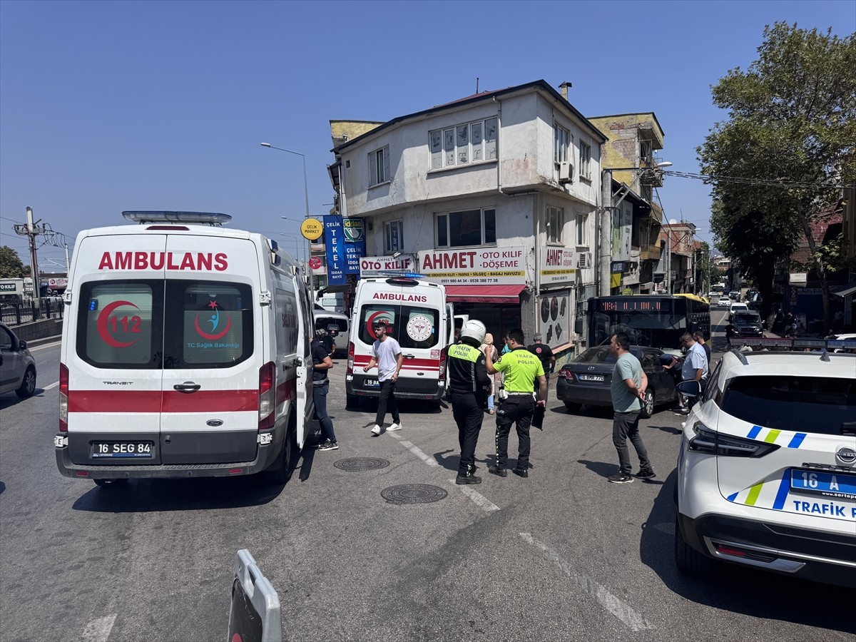 Bursa'nın Osmangazi ilçesinde Büyükşehir Belediyesine ait şehir içi yolcu otobüsü ile otomobilin...