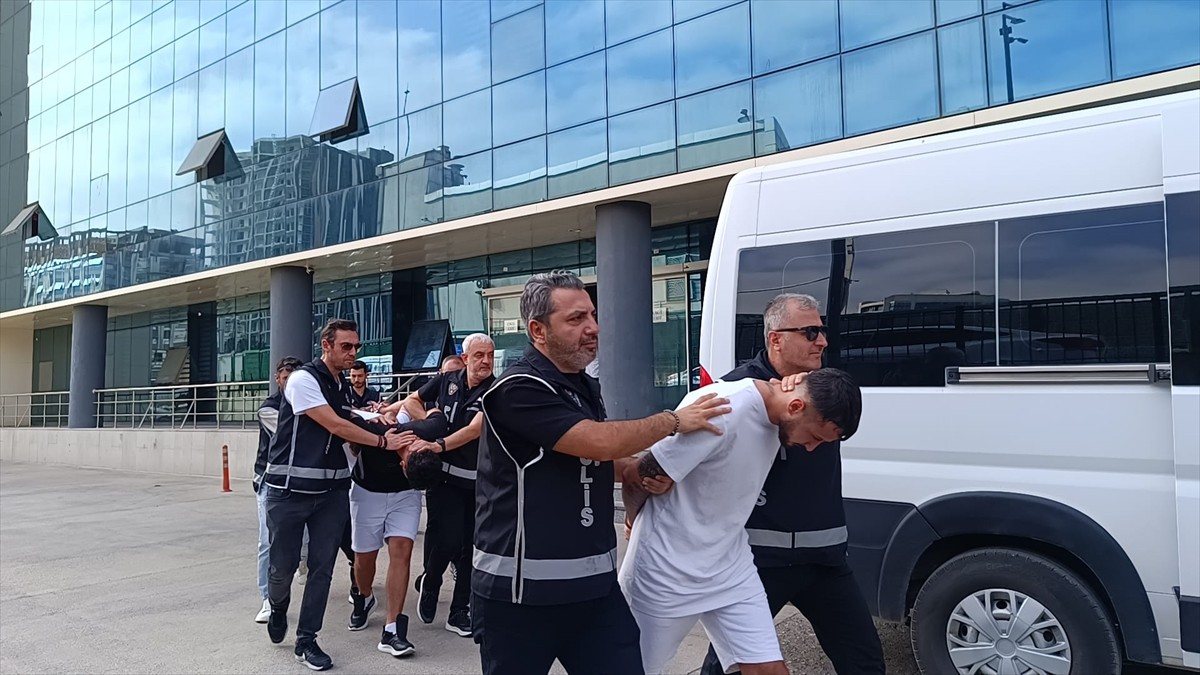 Bursa merkezli 6 ilde düzenlenen suç örgütü operasyonunda 11 şüpheli gözaltına alındı. Şüpheliler...