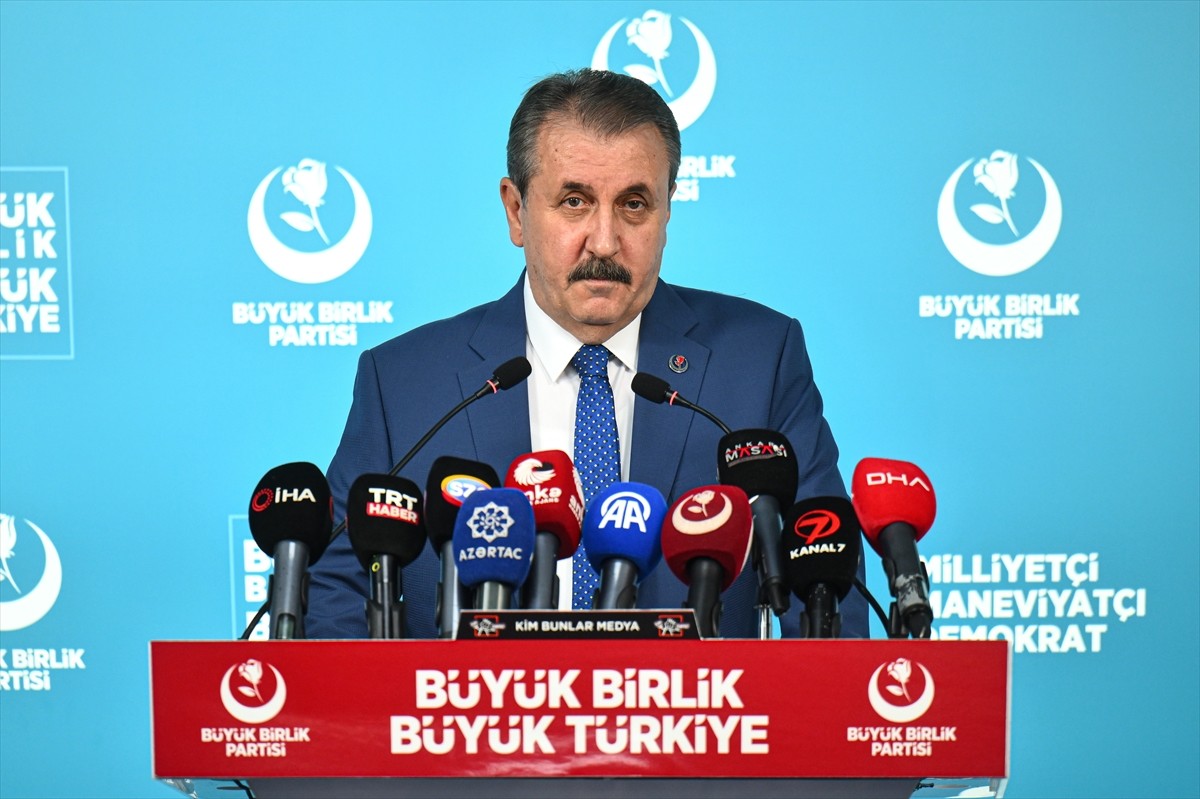 Büyük Birlik Partisi (BBP) Genel Başkanı Mustafa Destici, parti genel merkezinde düzenlediği basın...