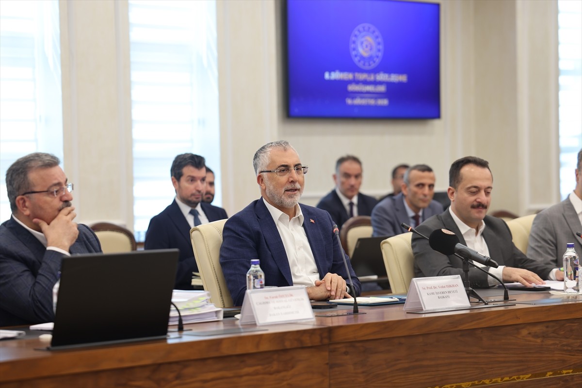 Çalışma ve Sosyal Güvenlik Bakanı Vedat Işıkhan, 8. Dönem Toplu Sözleşme görüşmeleri kapsamında...