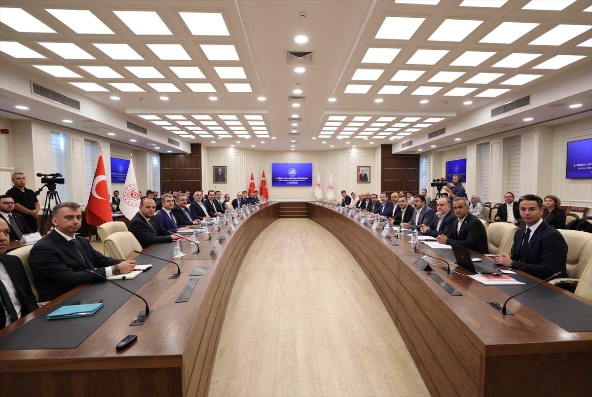 Çalışma ve Sosyal Güvenlik Bakanı Vedat Işıkhan, 8. Dönem Toplu Sözleşme Görüşmeleri kapsamında...