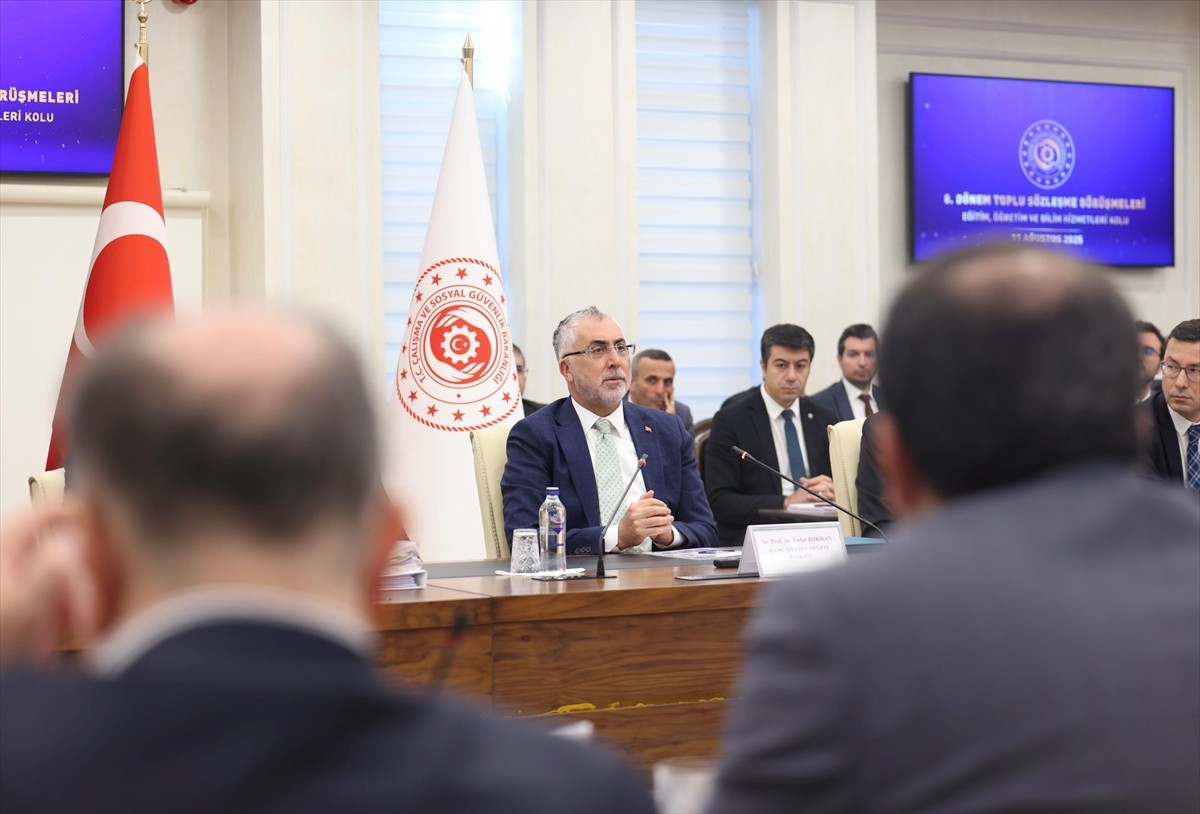 Çalışma ve Sosyal Güvenlik Bakanı Vedat Işıkhan, 8. Dönem Toplu Sözleşme Görüşmeleri kapsamında...