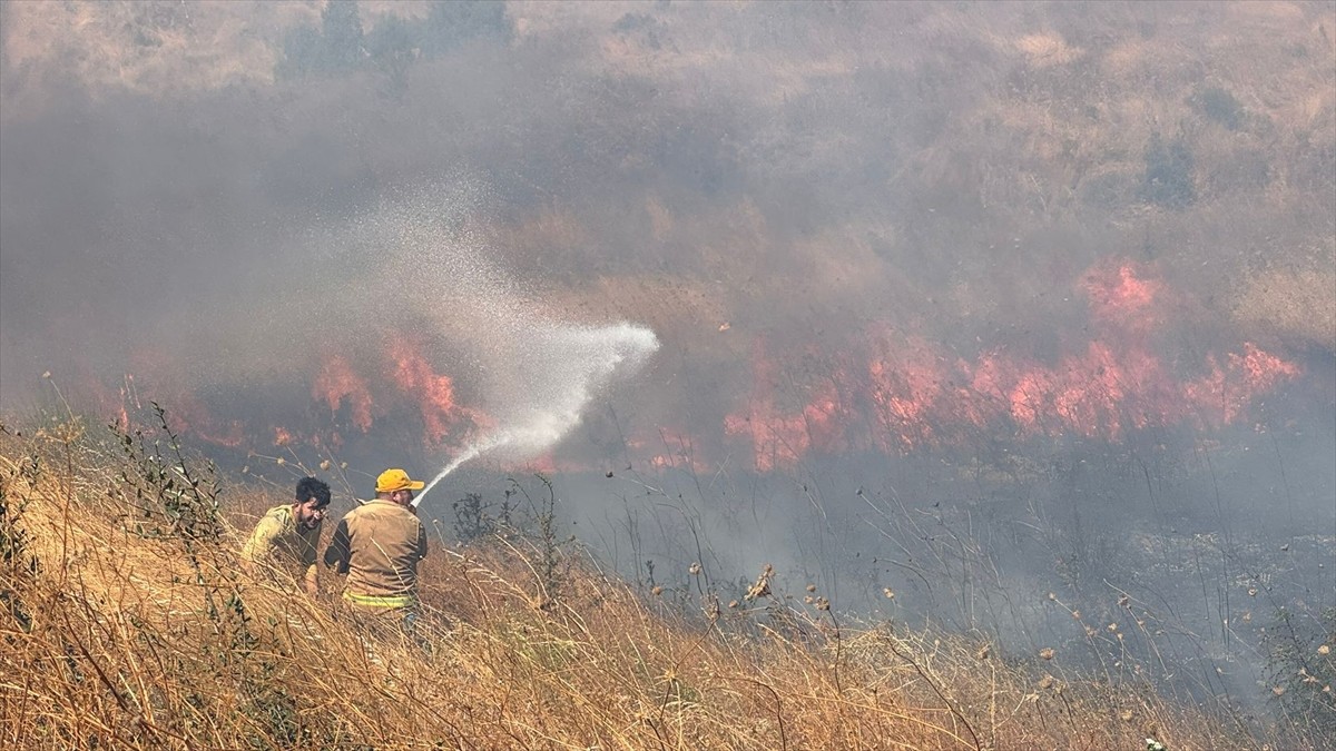 Çanakkale'de orman dışı alanda çıkan yangına havadan ve karadan müdahale ediliyor.