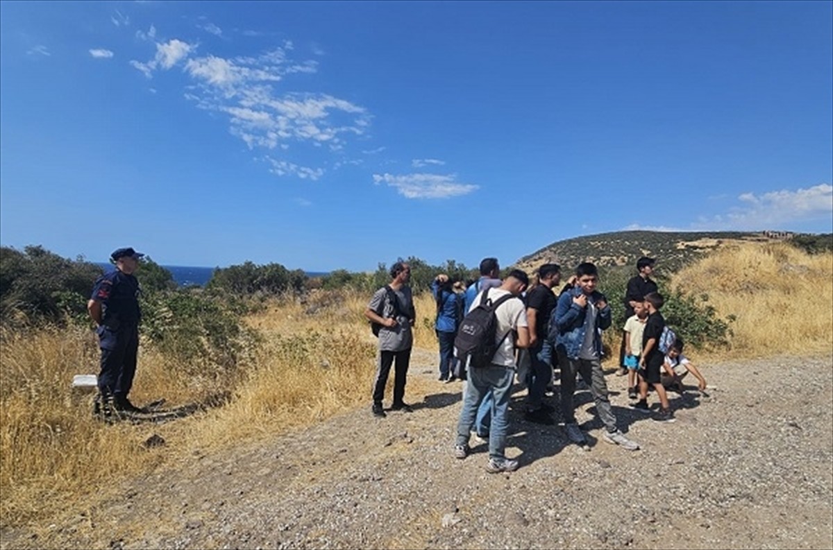 Çanakkale'nin Ayvacık ilçesinde 19 düzensiz göçmen yakalandı.
