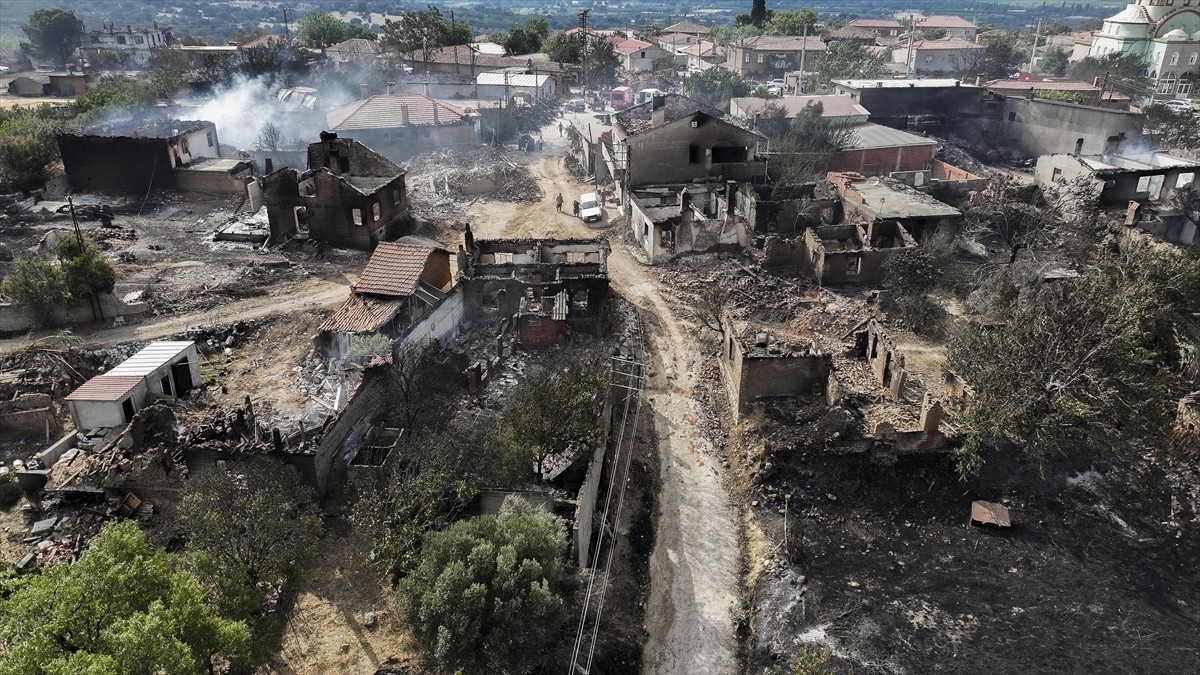 Çanakkale'nin Bayramiç ilçesinde dün çıkan yangını söndürme çalışmaları sürüyor. Yiğitler köyü...