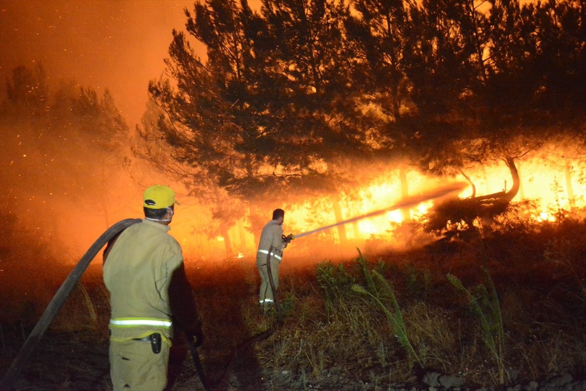 Çanakkale'nin merkez ilçesine bağlı Kepez beldesinde çıkan orman yangınına 2. gününde havadan ve...