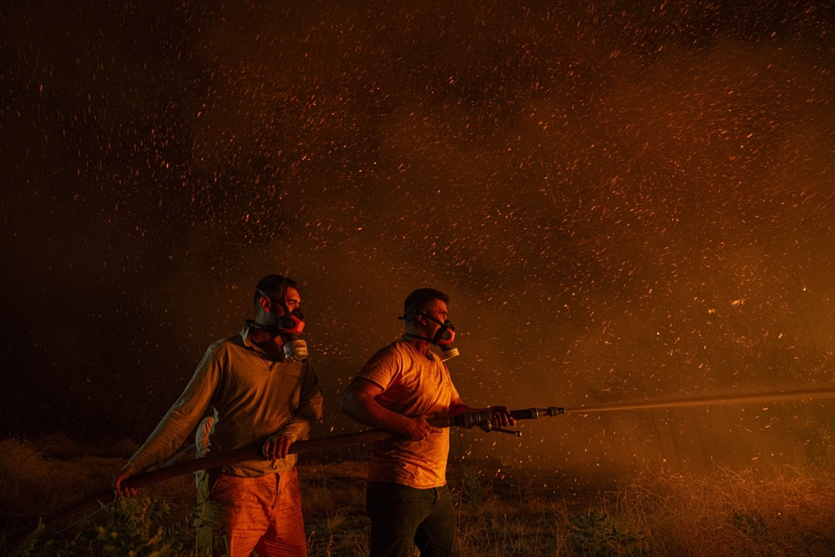 Çanakkale'nin merkez ilçesine bağlı Kepez beldesinde çıkan orman yangınına müdahale...
