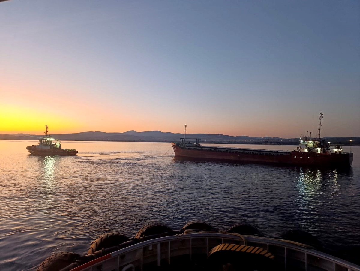Çanakkale Boğazı'nda makine arızası meydana gelen kargo gemisi kurtarılarak güvenli bölgeye...