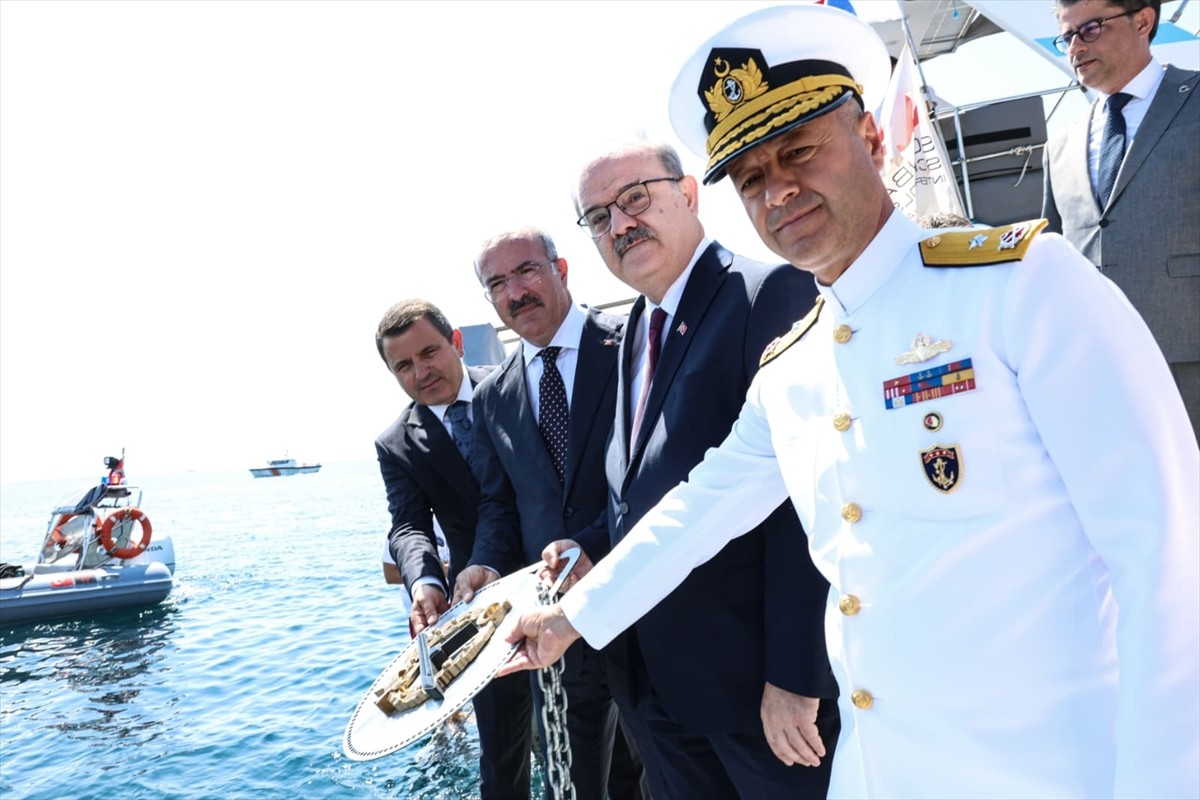 Çanakkale Boğazı'nda, "TCG Dumlupınar" denizaltısında şehit olan 81 denizci için saygı dalışı...