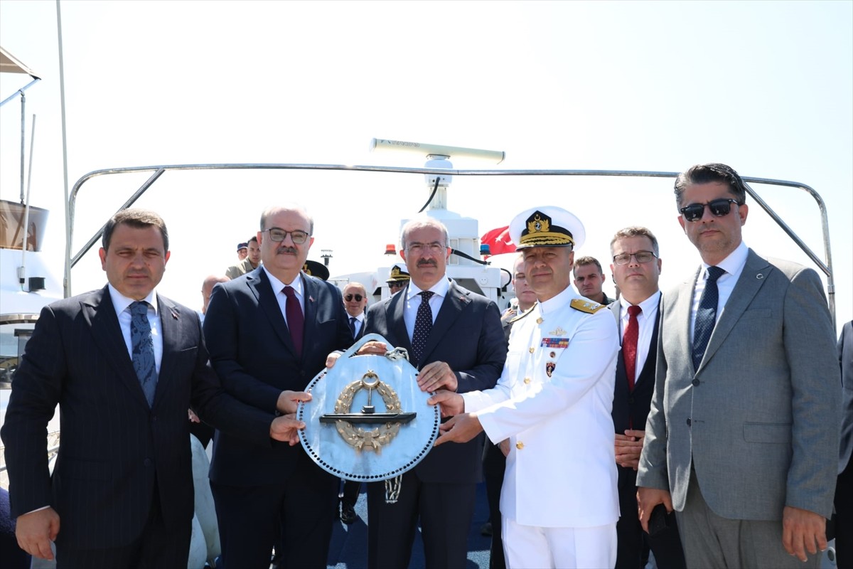 Çanakkale Boğazı'nda, "TCG Dumlupınar" denizaltısında şehit olan 81 denizci için saygı dalışı...