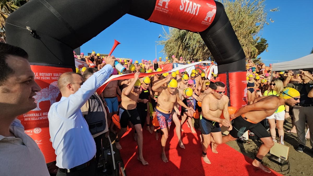 Çanakkale Rotary Kulübü tarafından bu yıl 38'incisi düzenlenen Çanakkale Boğazı Yüzme Yarışı'nda...