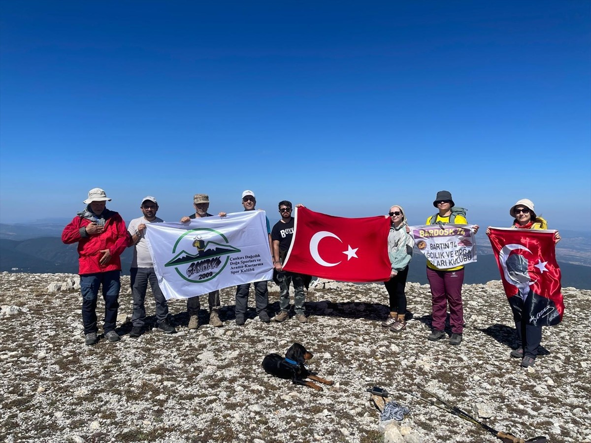 Çankırı'da dağcılar 30 Ağustos Zafer Bayramı’nı Ilgaz Dağı'nın zirvesinde kutladı.  