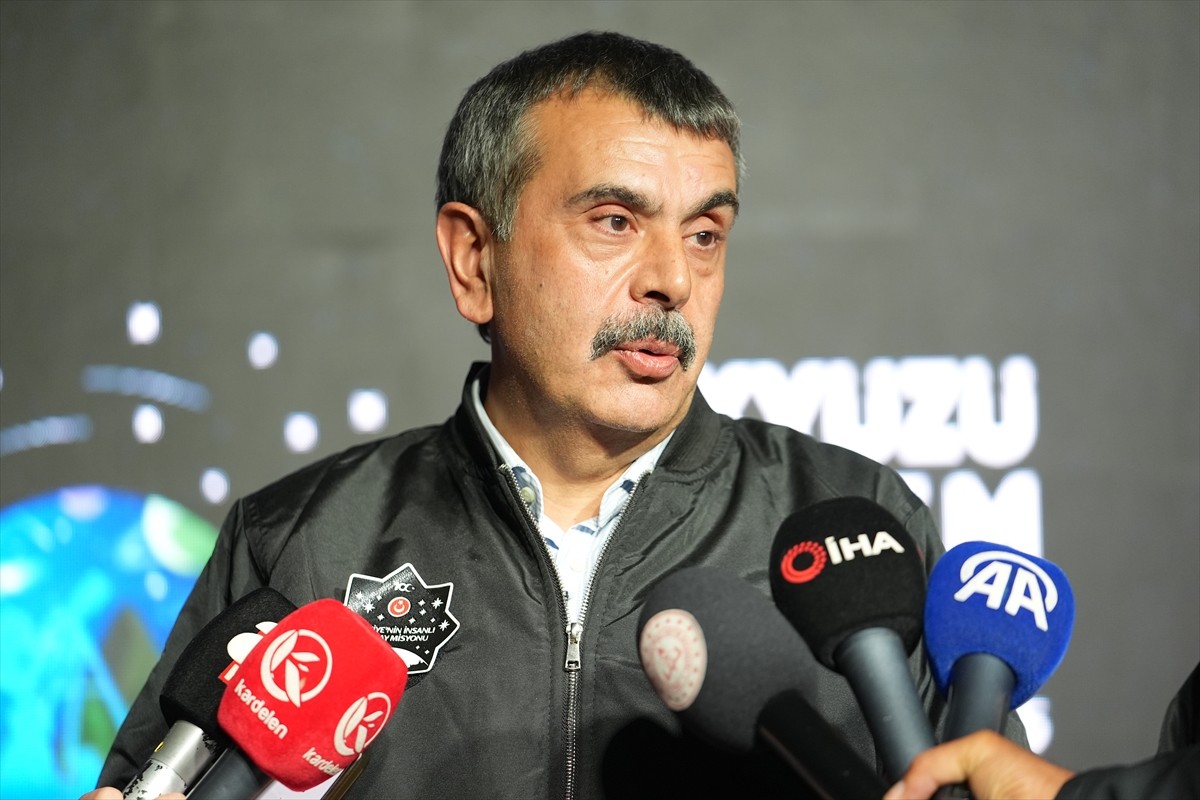 Çeşitli ziyaretlerde bulunmak için Erzurum'a gelen Milli Eğitim Bakanı Yusuf Tekin, Konaklı Kayak...