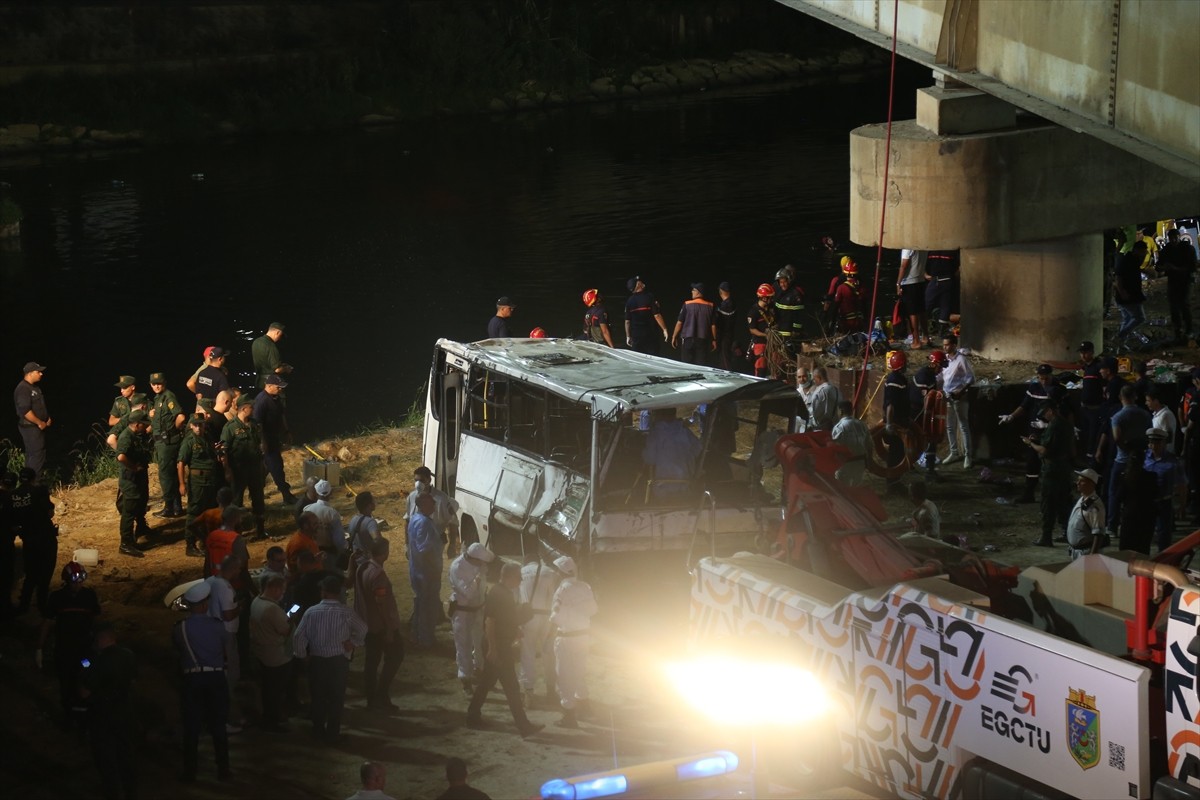 Cezayir'in başkentindeki Harraş bölgesinde bir yolcu otobüsünün köprüden dereye düşmesi sonucu 18...