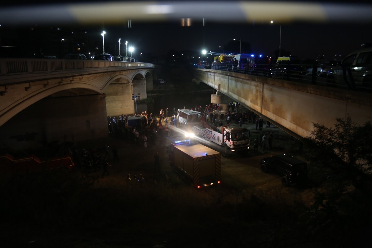 Cezayir'in başkentindeki Harraş bölgesinde bir yolcu otobüsünün köprüden dereye düşmesi sonucu 18...