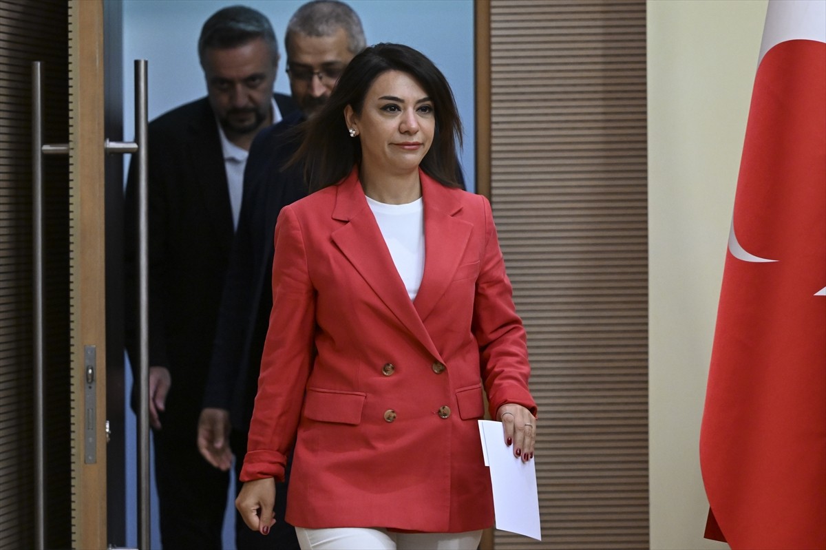 CHP Genel Başkan Yardımcısı Gamze Taşcıer, partisinin genel merkezinde turizm çalışanlarıyla...