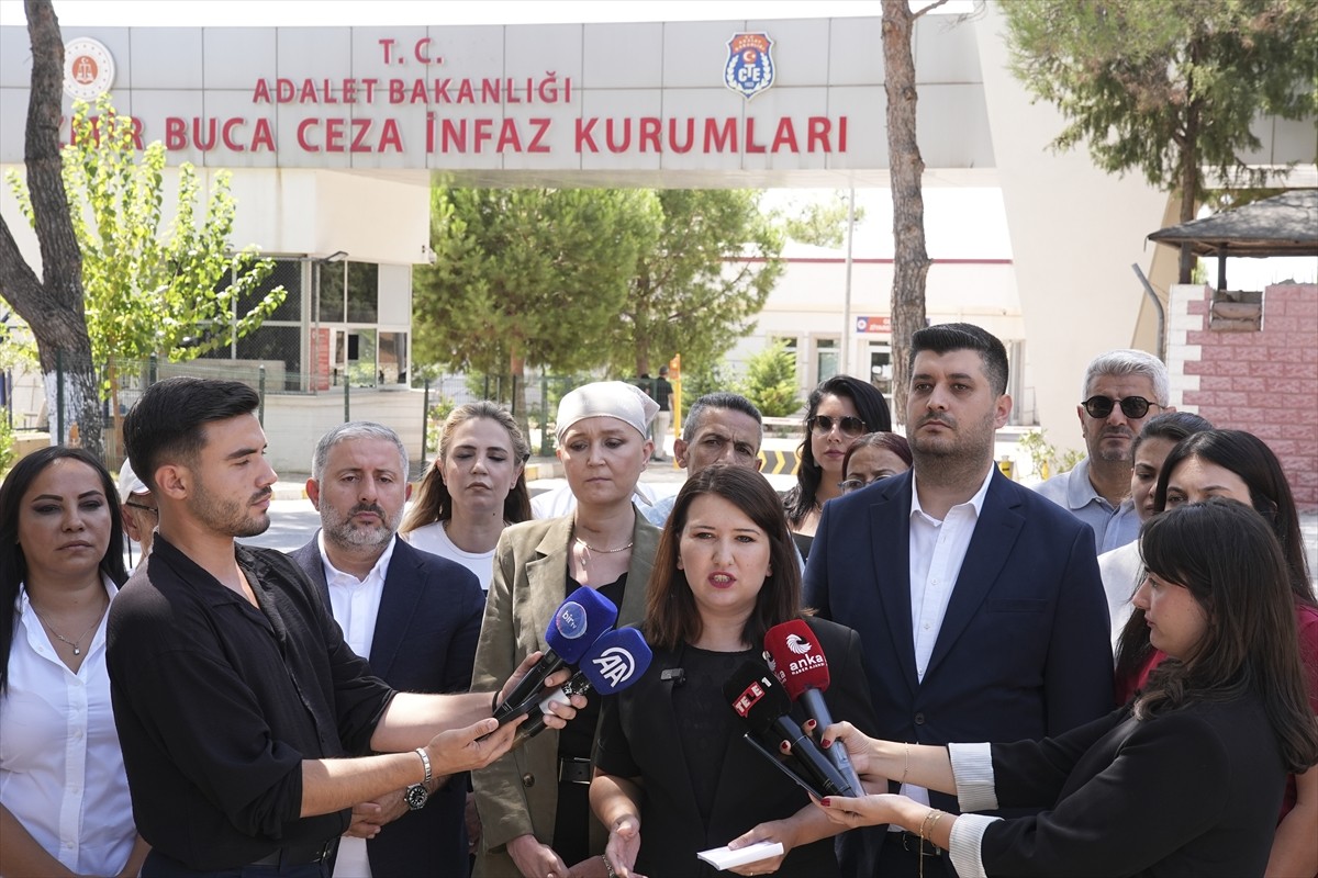 CHP Genel Başkan Yardımcısı Gökçe Gökçen (sağ 4), İzmir Buca Ceza İnfaz Kurumu'nda tutuklu...