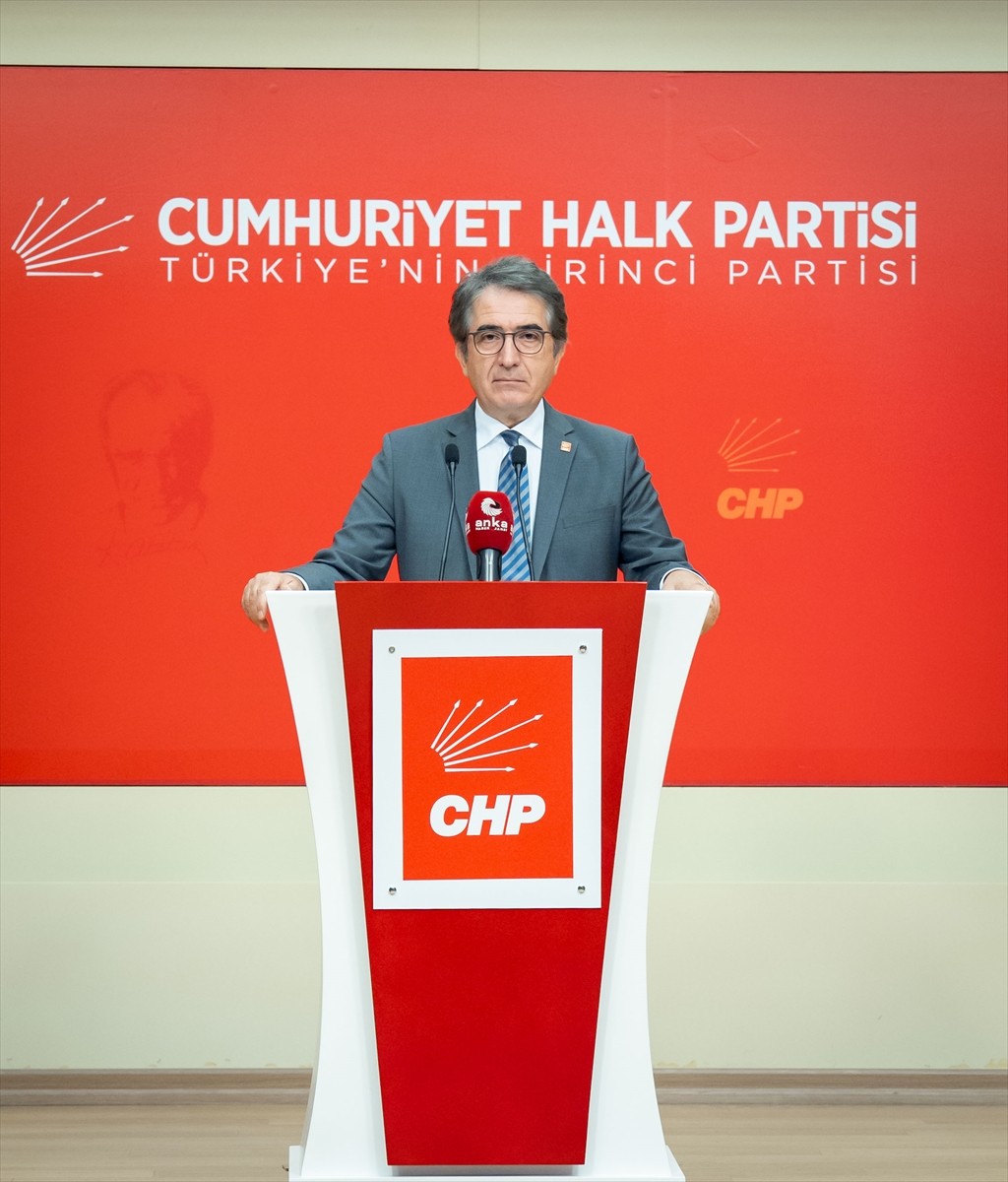 CHP Genel Başkan Yardımcısı Yalçın Karatepe, partisinin genel merkezinde basın toplantısı...