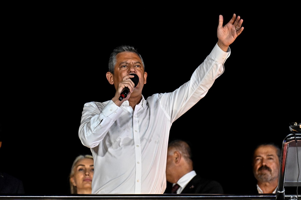 CHP Genel Başkanı Özgür Özel, İstanbul Büyükşehir Belediyesine (İBB) yönelik yolsuzluk ve terör...